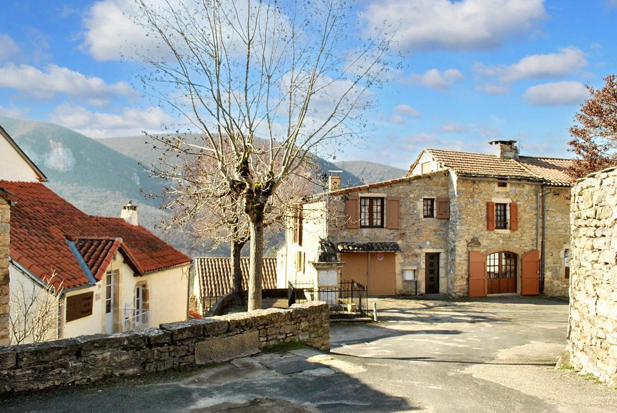 Maison Charmante Avec Vue Sur La Montagne, Mostuéjouls Exterior foto